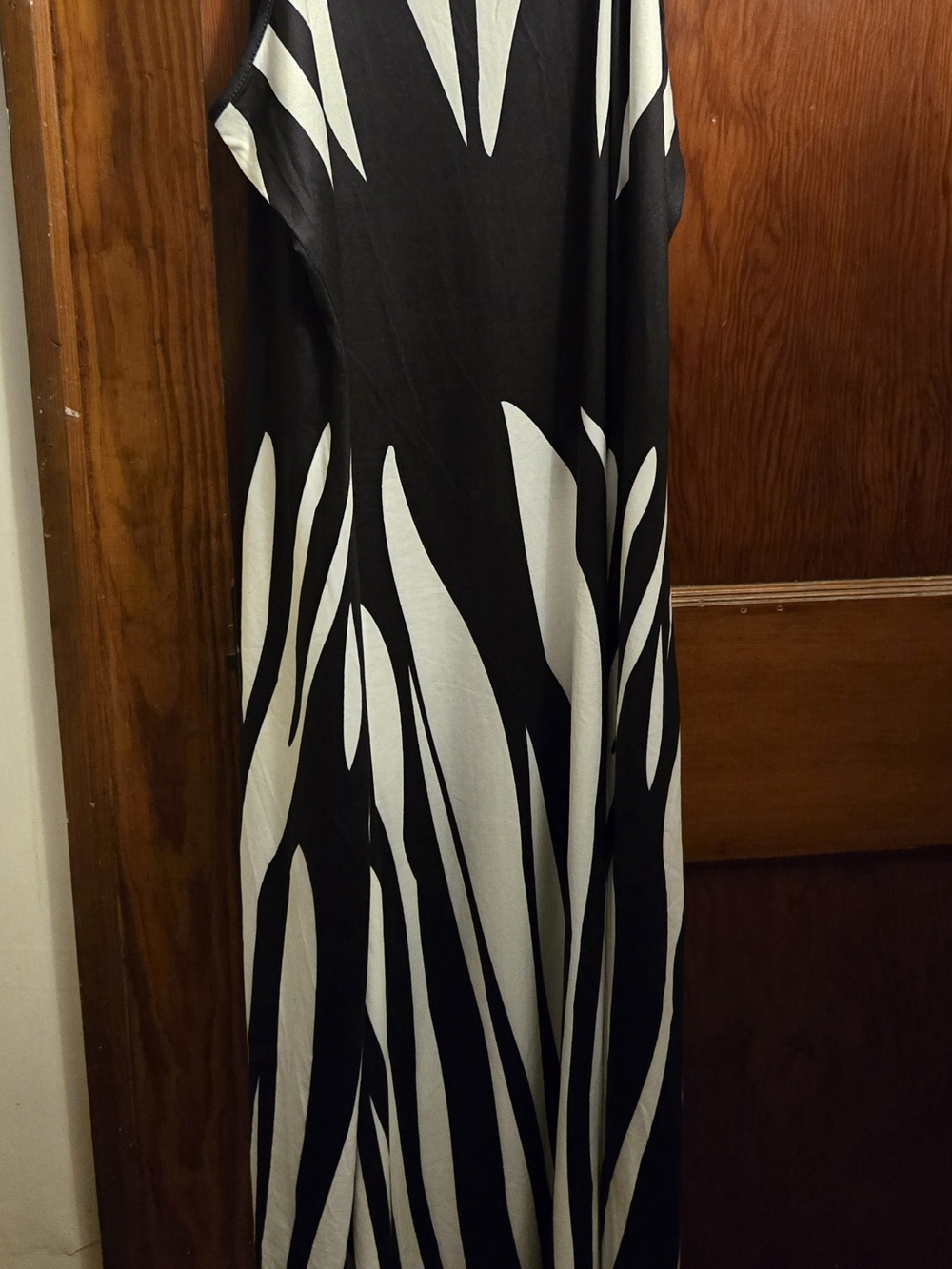 Black & White Graphic Maxi Dress - Sleek Sleeveless Design Very Cute.